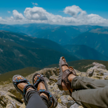 Sandále? Pokojne s ponožkami!