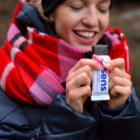 Tyčinka s cvrčou múkou Sens Tmavá čokoláda & Višňa